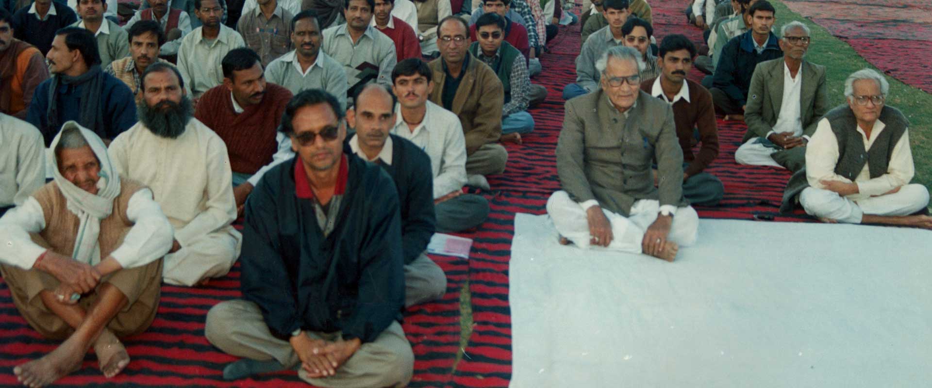 भारत के भूतपूर्व उपराष्ट्रपति - श्री भैरों सिंह शेखावत जयपुर में गुरुदेव सियाग के प्रवचन सुनते हुए