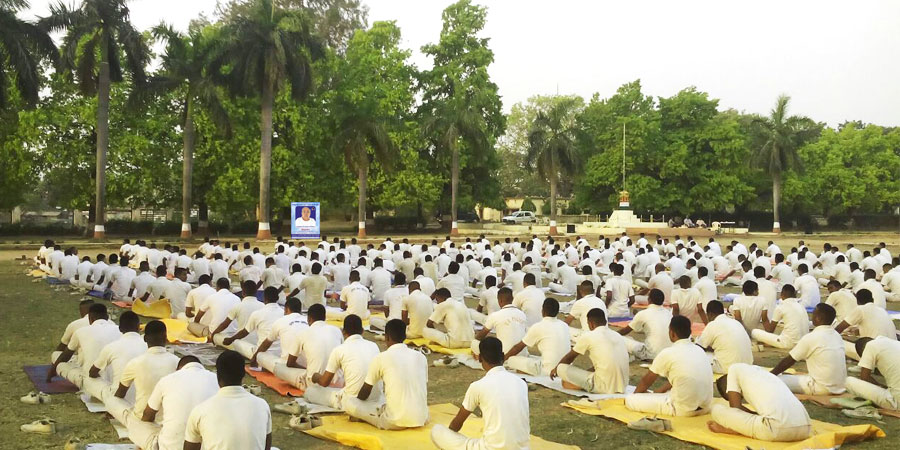 अप्रैल’2016 को पुलिस अकादमी शिविर, गोरखपुर, यूपी के लिए धर्मार्थ गतिविधियों का आयोजन किया गया