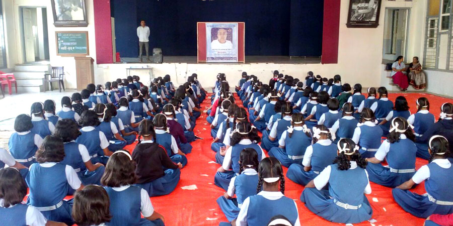 जनेऊ'2018 में महर्षि कर्वे स्ट्री शिक्षण संस्थान, पुणे में सिद्धयोग ध्यान शिविर का आयोजन किया गया।